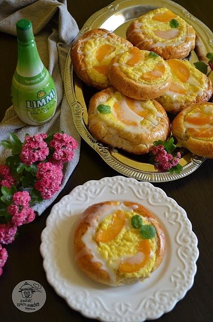 Drożdżówki z serowym nadzieniem i brzoskwiniami polane cytrynowym lukrem