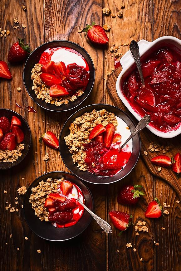 Granola z truskawkami i rabarbarem