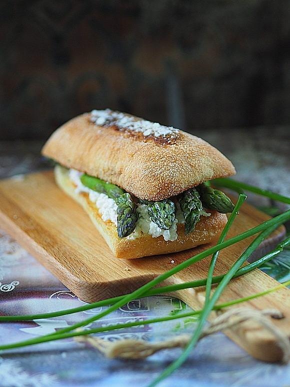Szparagi z kozim serem i parmezanem na kanapkę