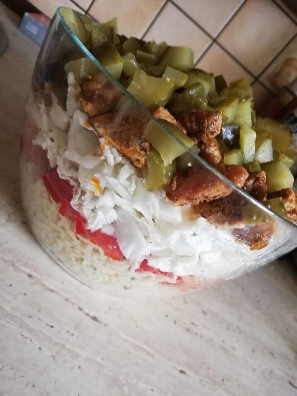 Sałatka gyros z makaronem z zupek chińskich