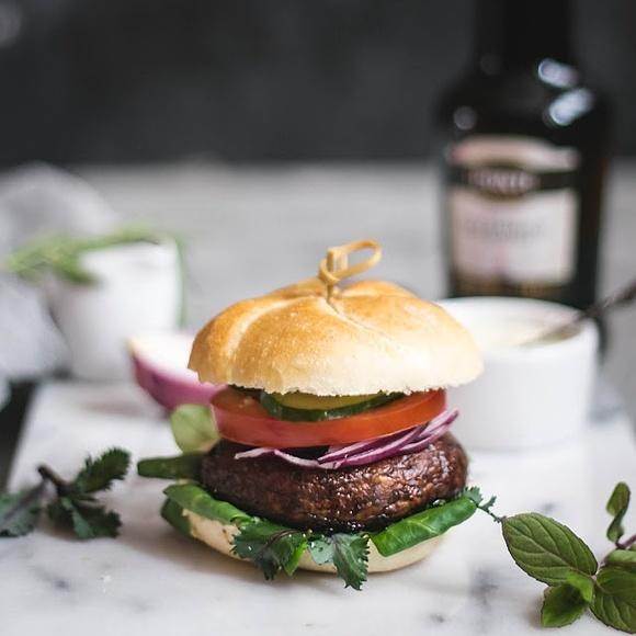 Hamburgery z grillowanymi pieczarkami portobello
