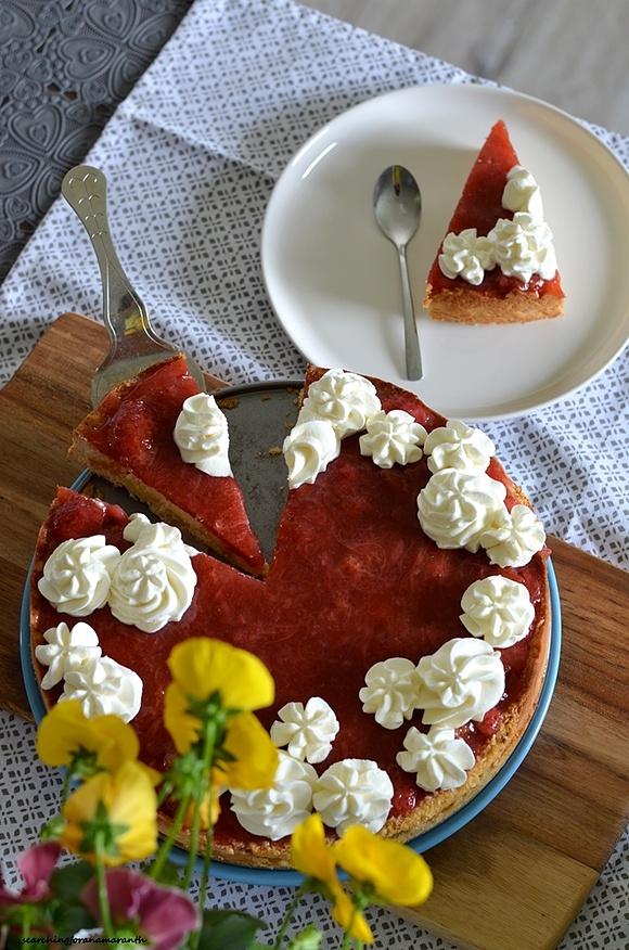 Tarta kokosowa z rabarbarem i truskawkami