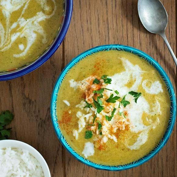 Zupa curry z cukinii i orzechów nerkowca