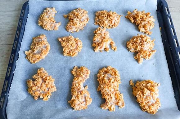 Nuggetsy z piersi kurczaka w panierce z płatków kukurydzianych