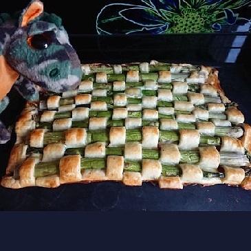 Szparagi w cieście francuskim z pomidorami i boczkiem
