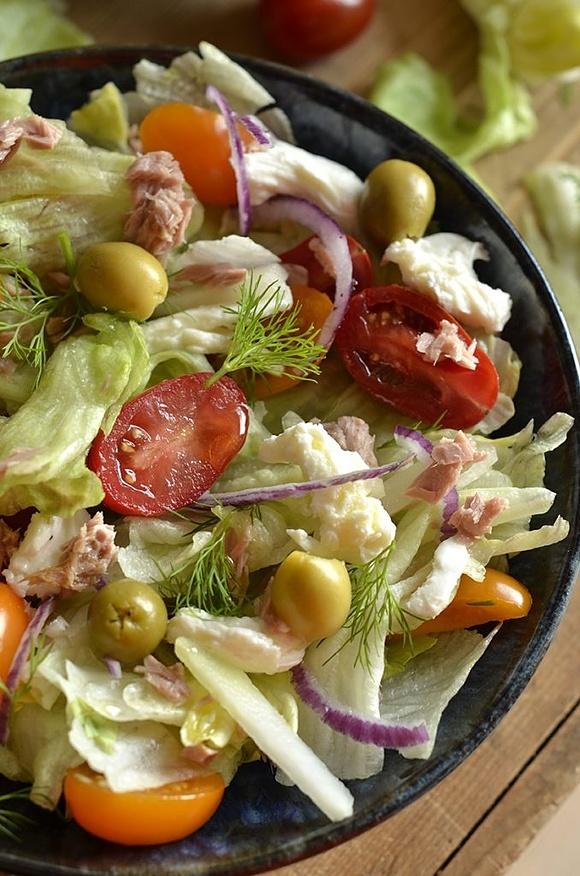 Sałatka z tuńczykiem, pomidorem i oliwkami