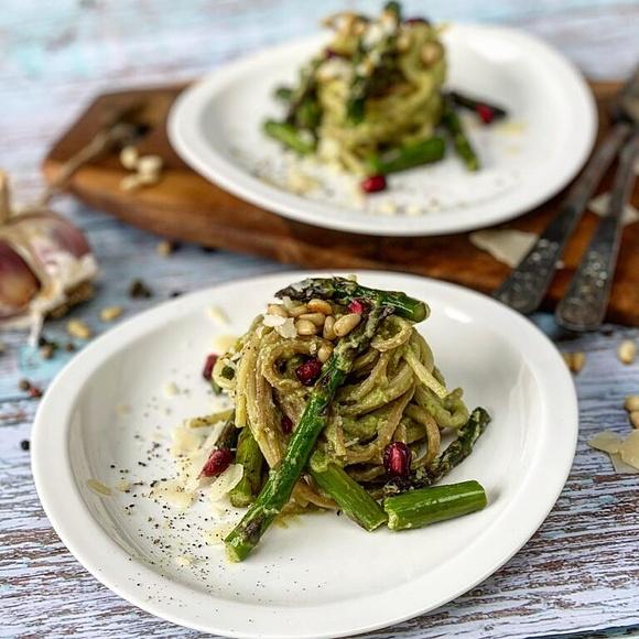 Spaghetti z kremowym sosem z awokado, szparagami i granatem