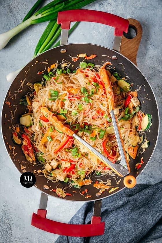 Smażony makaron z papryką, marchewką i tofu