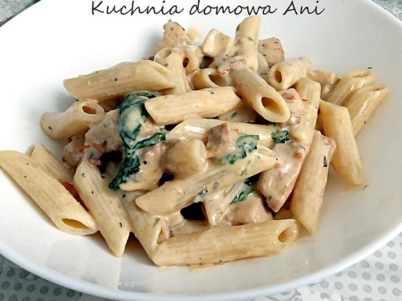 Penne z kurczakiem, suszonymi pomidorami i szpinakiem