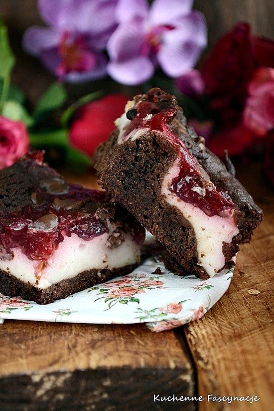 Sernikobrownie z truskawkami i malinami