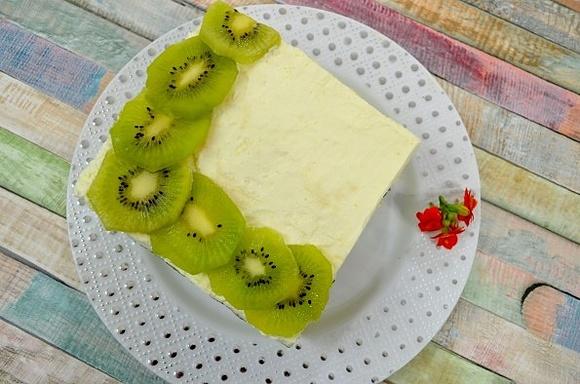 Zielone ciasto z kiwi bez pieczenia