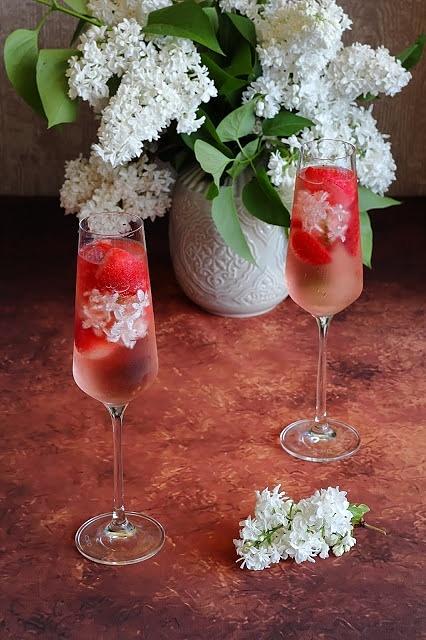 Musujący drink z truskawkami