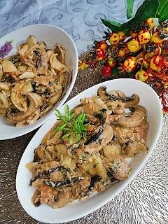 Makaron z pieczarkami pomidorem i śmietaną