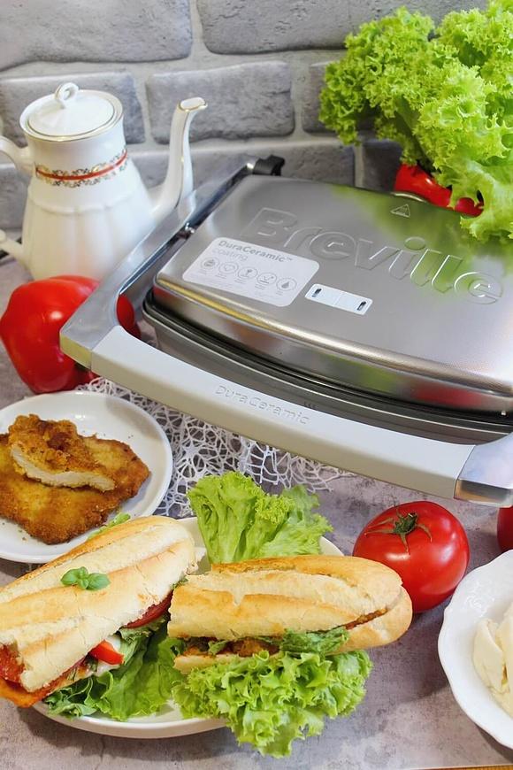 Chrupiąca bagietka z domową lutenicą, mozzarellą, schabowym i pomidorami