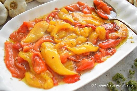 Pieczona papryka marynowana w oleju