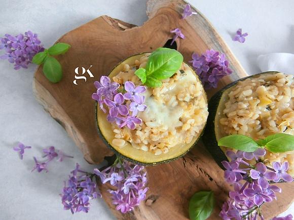Cukinia faszerowana ziołami z kaszą bulgur i mozzarellą na parze