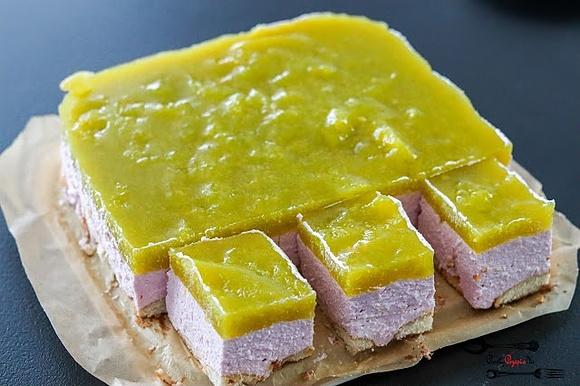 Sernik na zimno z brzoskwiniami