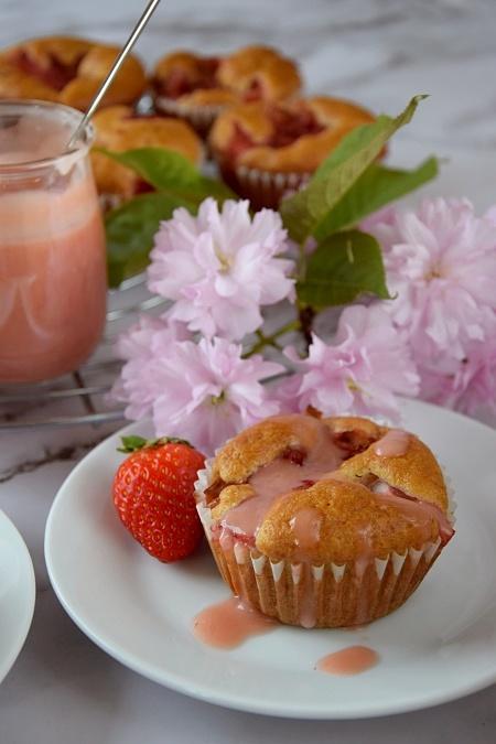 Muffinki z karmelizowanym rabarbarem i różowym lukrem