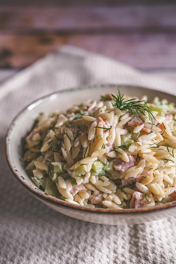 Sałatka z makaronem orzo