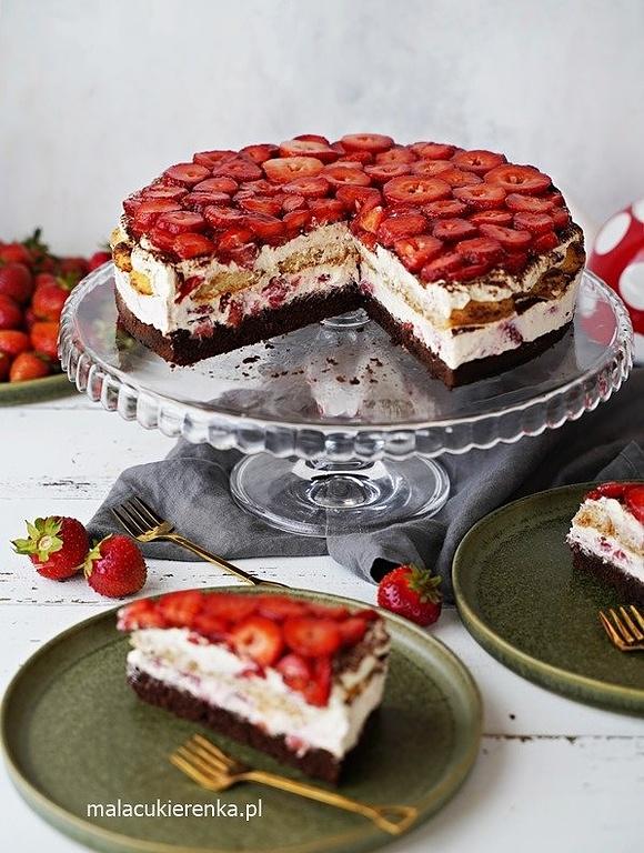 Prosty tort tiramisu z truskawkami