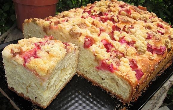 Najlepsze ciasto drożdżowe z rabarbarem i kruszonką