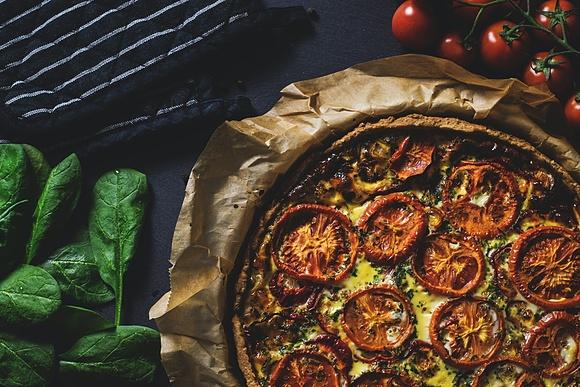 Tarta z serem żółtym i pomidorami