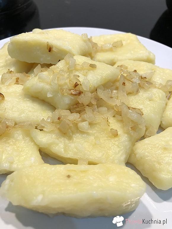 Leniwe kluski z twarogu z cebulką