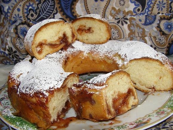 Wianek drożdżowy z marmoladą