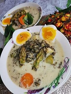 Zupa szczawiowa ze szparagami zabielona serkami topionymi
