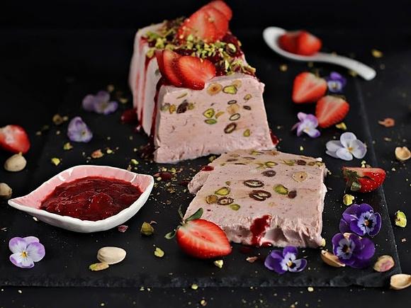 Semifreddo truskawkowe z pistacjami