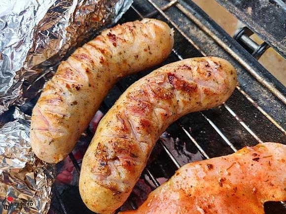 Biała kiełbasa z grilla marynowana w piwie