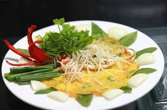 Omlet śniadaniowy z szynką i serem