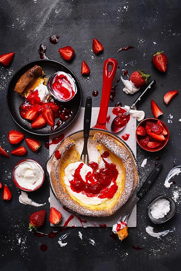 Dutch baby z jogurtem, truskawkami i malinami