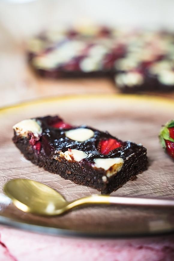 Uzależniające brownie z truskawkami i białą czekoladą