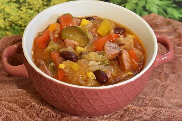 Meksykański bigos z młodej kapusty