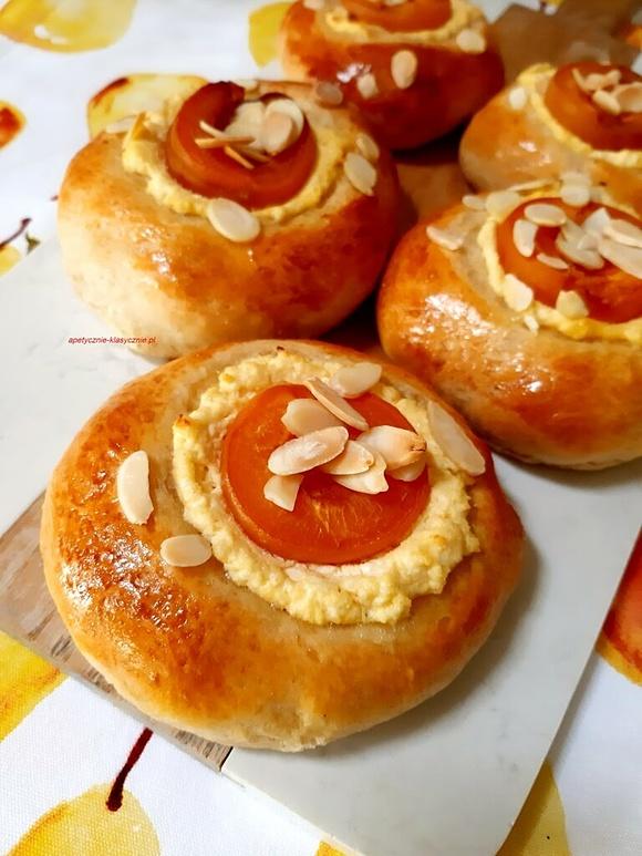 Drożdżówki z serem i morelami