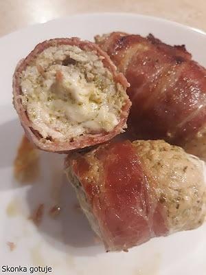 Roladki z piersi indyka z pesto, serem pleśniowym zawijane w boczek wędzony