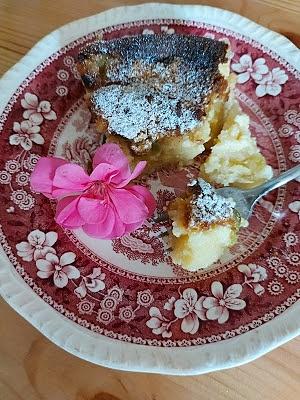 Ciasto jogurtowe z kremem i rabarbarem