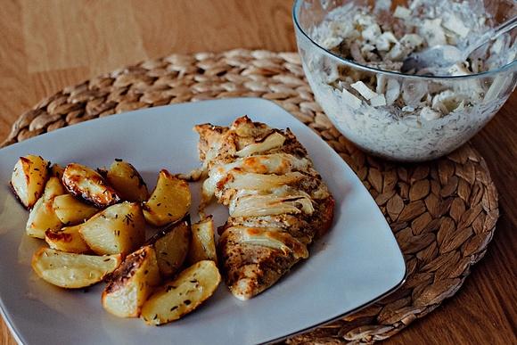Filet z indyka z sałatką i pieczonymi ziemniakami
