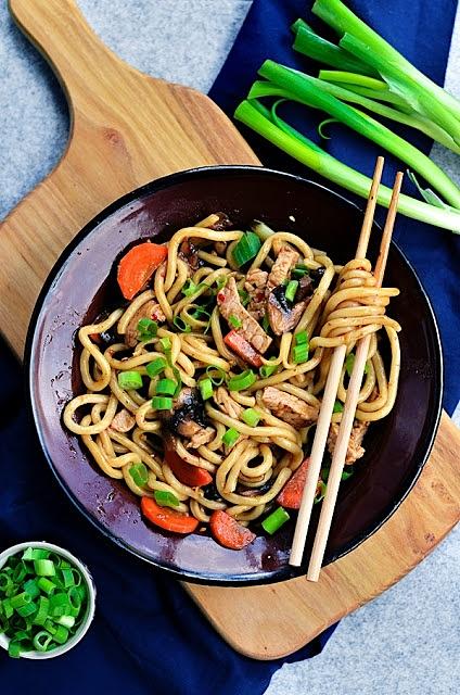 Udon w sosie hoisin z wieprzowiną i warzywami