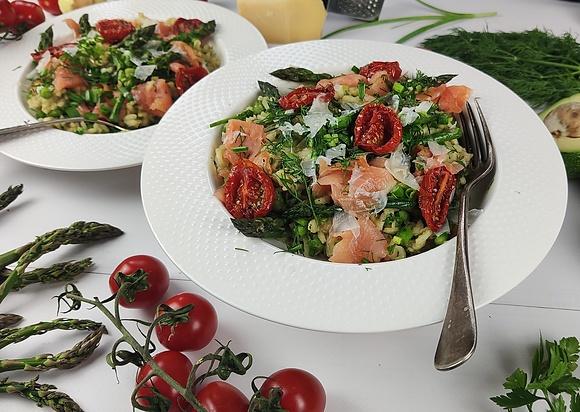 Risotto na zielono z łososiem i podsuszonymi pomidorkami