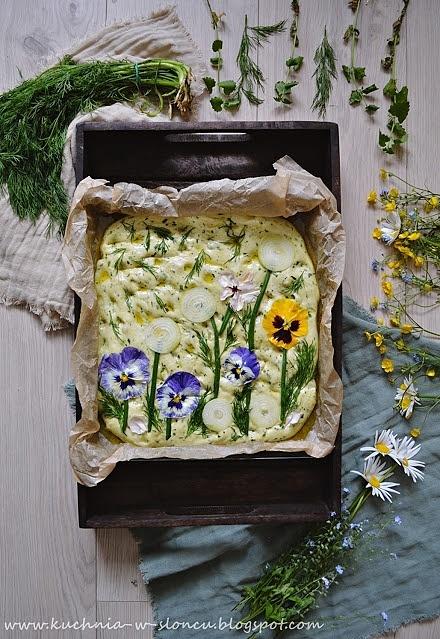 Łatwa focaccia ze szpinakiem i bratkami