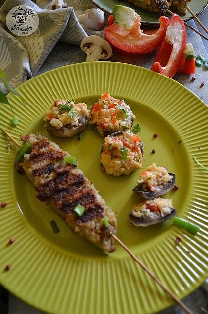 Grillowane kofty z białej kiełbasy z pieczarkami i kaszą jaglaną