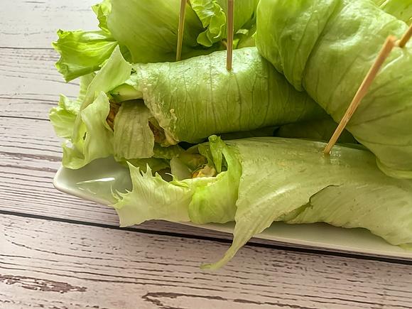 Błyskawiczne rollsy z sałaty i indyka w curry