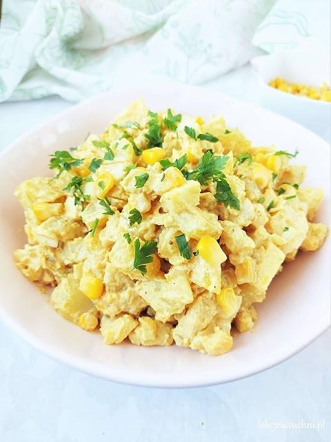 Sałatka ziemniaczana z curry i kukurydzą