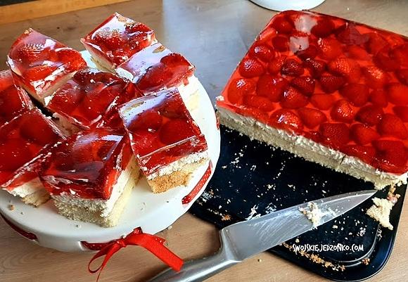 Proste ciasto z truskawkami i galaretką