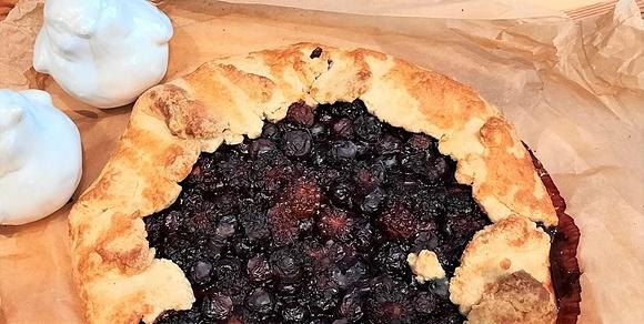 Tarta budyniowa z ciemnymi owocami