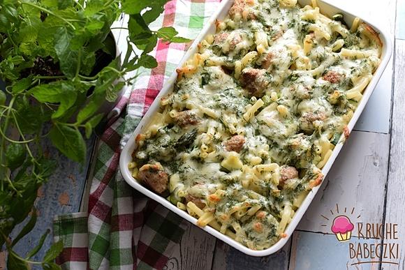Zapiekanka makaronowa z klopsikami i szparagami