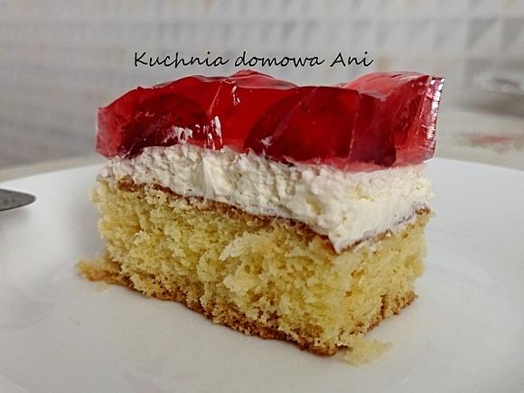 Lekkie ciasto z truskawkami, galaretką i mascarpone