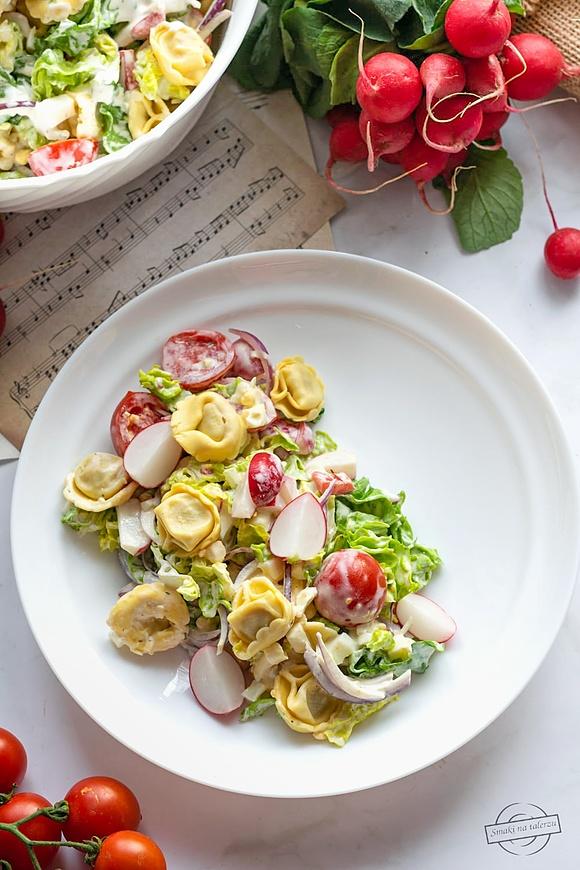 Wiosenna sałatka z tortellini, pomidorami i rzodkiewką